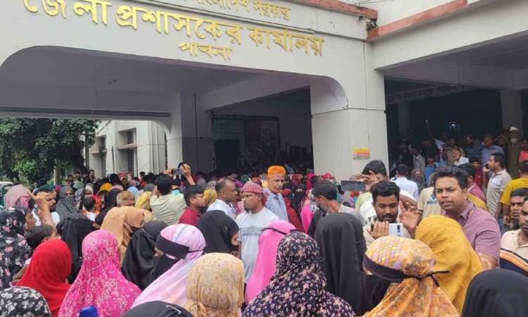 পাবনার শিশু কলি গণধর্ষণ ও হত্যার বিচারের দাবিতে বিক্ষোভ