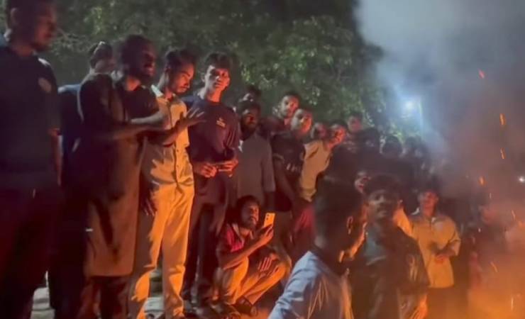 স্টেশন ঘেরাও আগুন: রাজশাহীর সঙ্গে সারাদেশের রেল যোগাযোগ বন্ধ
