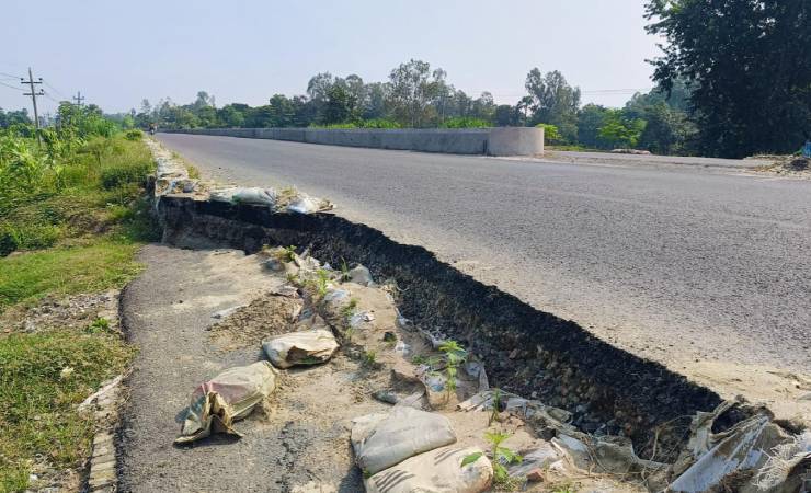নাটোর-বগুড়া মহাসড়কে ধস, দুর্ঘটনার আশঙ্কা