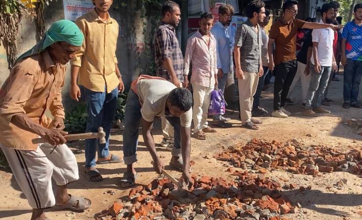 পাবনায় জনদুর্ভোগ কমাতে ব্যক্তিগত উদ্যোগে সড়ক সংস্কার করলেন ড্যাব নেতা নোমান