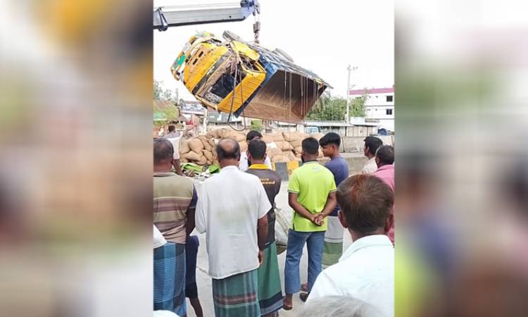 বগুড়ায় ট্রাক-মাইক্রোবাস সংঘর্ষে নিহত ২