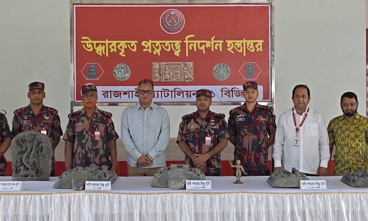 রাজশাহীতে উদ্ধার ২৬ কষ্টি পাথরের মূর্তি ও ১৮১৮ প্রাচীন মুদ্রা জাতীয় জাদুঘরে হস্তান্তর