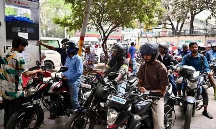 বিশ্ববাজারে কমল তেলের দাম, দেশে কমবে কবে?