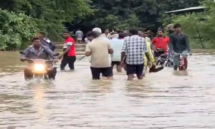 উত্তরপ্রদেশে টানা ৬০ ঘণ্টা ভারি বৃষ্টি, নিহত ৫৬