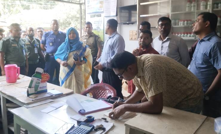 পাবনায় অবৈধভাবে মজুত ৩৮১ বস্তা সার জব্দ