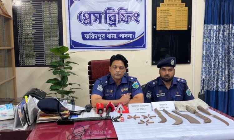 ফরিদপুরে বস্তায় মিলল ১৫ রাউন্ড গুলি, দেশীয় অস্ত্র