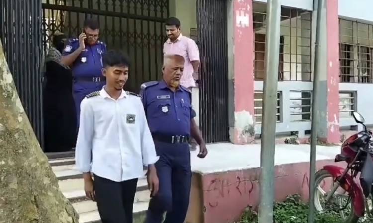 শেখ হাসিনার জন্মদিন পালন করায় পাবনায় স্কুল থেকে শিক্ষার্থী আটক