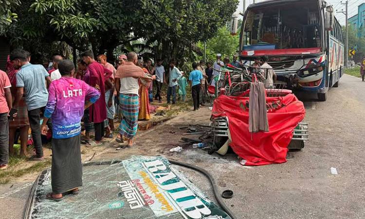 ময়মনসিংহে বাসের ধাক্কায় সিএনজি চুরমার, শিশুসহ নিহত ৭