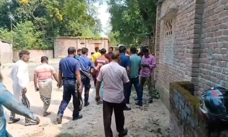 চাঁপাইনবাবগঞ্জে ৩ ককটেল বিস্ফোরণ, আহত ২