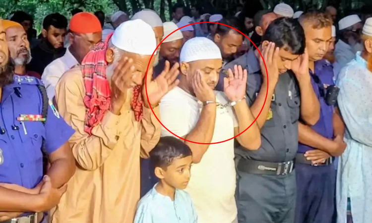 হাতকড়া পরে মায়ের জানাজায় আওয়ামী লীগ নেতা