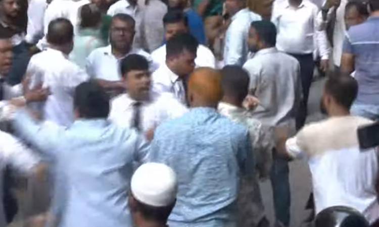 ঢাকা সিএমএম আদালতে আইনজীবীদের দফায় দফায় হাতাহাতি