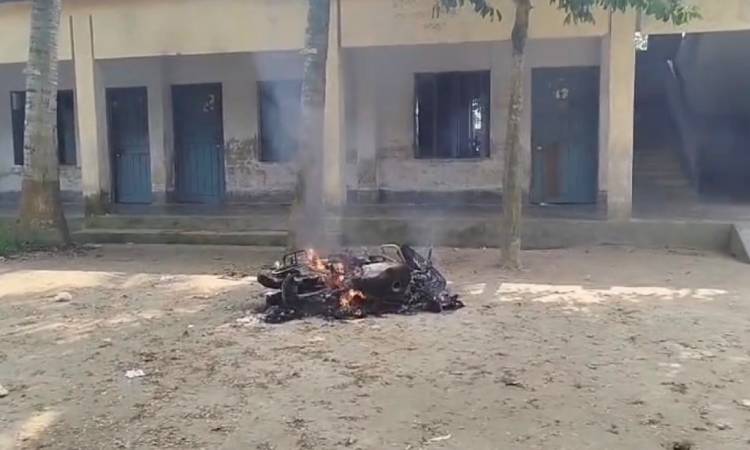 পাবনায় ছাত্রীদের যৌন নিপীড়নের অভিযোগে মাদ্রাসায় বিক্ষোভ