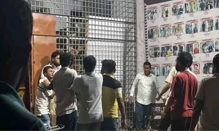 রাবিতে সাংবাদিকদের ওপর হামলার ঘটনায় তদন্ত কমিটি, মামলা প্রক্রিয়াধীন