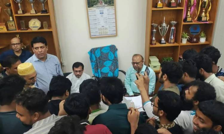 রাবিতে ‘আপসকামিতার’ বিজ্ঞপ্তি, সিসিটিভির হার্ডডিস্ক খুলে নিয়েছেন ক্ষুব্ধ সাংবাদিকেরা