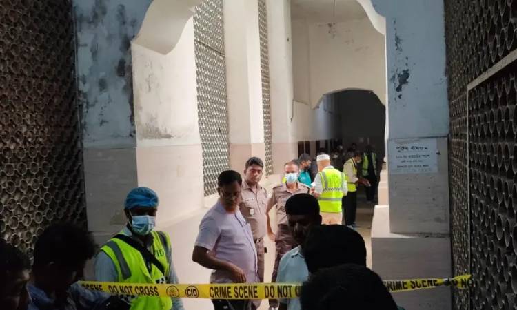 ঢামেকের বাথরুম থেকে তরুণীর রক্তাক্ত মরদেহ উদ্ধার, চিঠি-ছুরি নিয়ে রহস্য