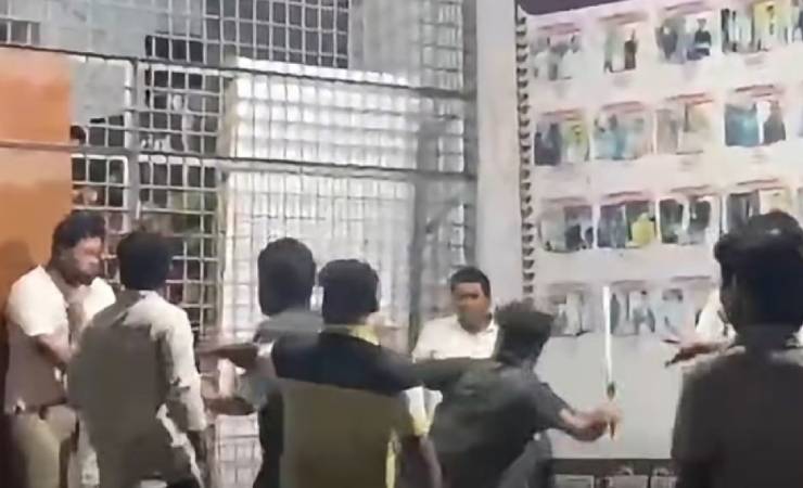 সাংবাদিকদের মারধরের ঘটনায় রাবি ছাত্রদলের ৩ নেতা বহিষ্কার, ৬ জনকে শোকজ