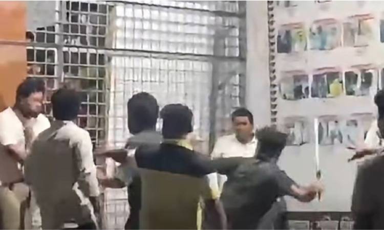 সাংবাদিকদের মারধর: রাবির জিয়াউর রহমান হলের প্রভোস্টকে প্রত্যাহার