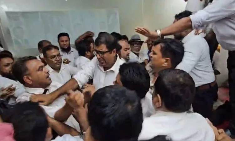 আদালতে বিএনপিপন্থি আইনজীবীদের দুই পক্ষের হাতাহাতি, পিপি আহত