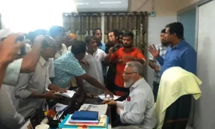 রামেবি ভিসি-কর্মকর্তাকে জোরপূর্বক পদত্যাগে বাধ্য করানোর অভিযোগ, ‘দোসর’ আখ্যা