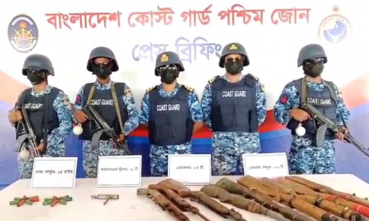 সুন্দরবনে কোস্ট গার্ডের অভিযানে বিপুল পরিমান অস্ত্র ও গোলাবারুদ উদ্ধার