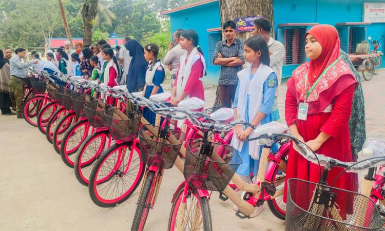 বোয়ালমারীতে শিক্ষার্থীদের পিংক বাইসাইকেল উপহার ও লাইব্রেরি উদ্বোধন
