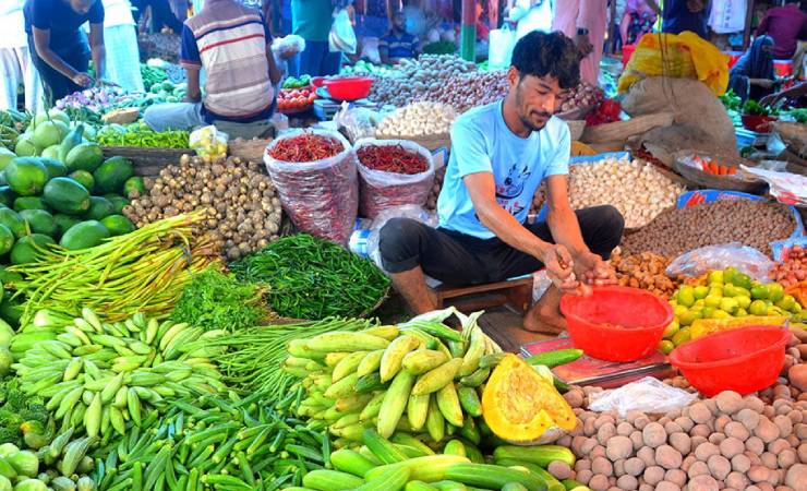 এক ব্যাগ বাজার করতে ক্রেতার পকেট শূন্য