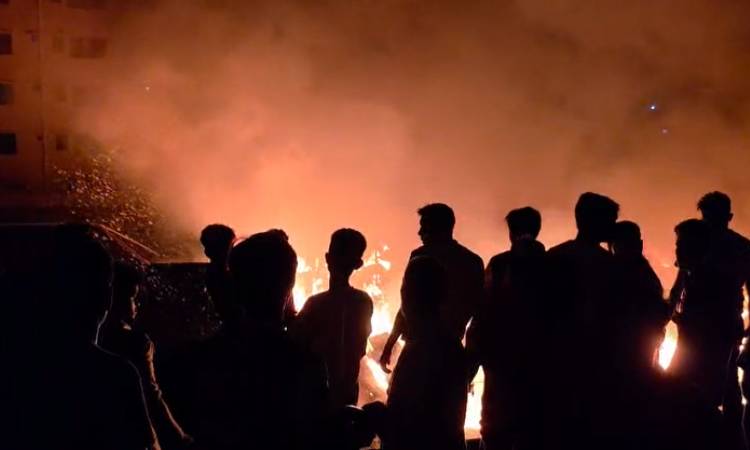 আশুলিয়ায় ঝুট গোডাউনে আগুন, ফায়ার সার্ভিস আটকে আছে যানজটে