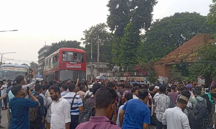 যুব উন্নয়নের প্রশ্নফাঁস, প্রতিবাদে রাজধানীতে সড়ক অবরোধ-বিক্ষোভ
