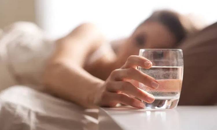 ঘুম থেকে উঠেই পানি পানের নানা উপকারিতা