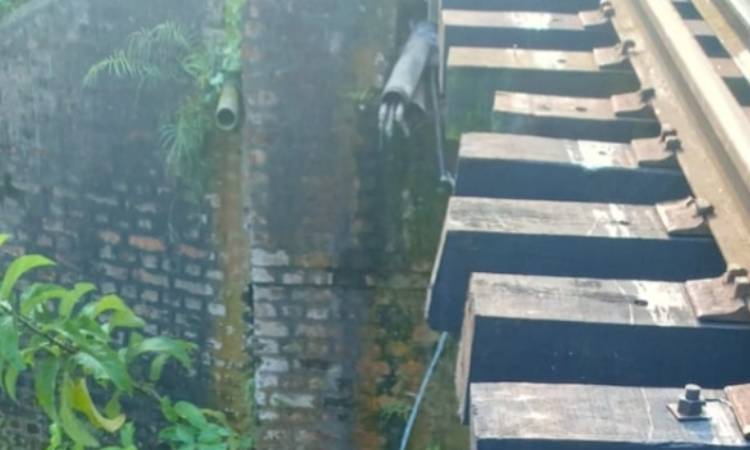 আখাউড়ায় বারবার চুরি হচ্ছে সিগন্যালিংব্যবস্থার ক্যাবল, ব্যাহত হচ্ছে ট্রেন চলাচল