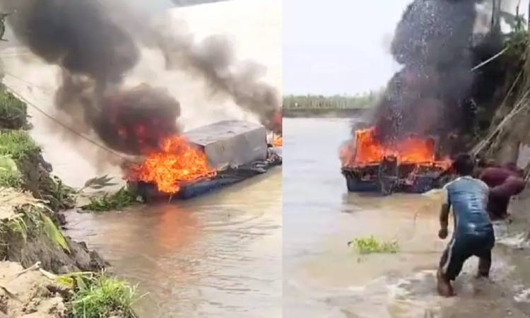 পদ্মায় জলদস্যুদের সংঘর্ষ, পুড়িয়ে দেওয়া হলো দুই স্পিডবোট