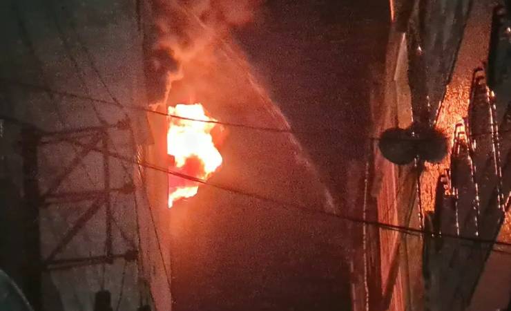 চকবাজারে ‘মনজুর খান প্লাজা’র আগুন ছড়িয়েছে আরেক ভবনে