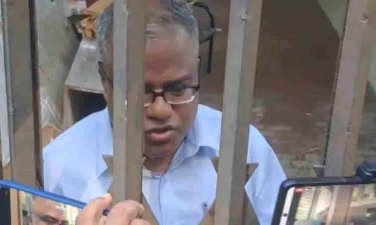 চুয়েটে ২১ ঘণ্টা পরও অবরুদ্ধ নতুন উপাচার্য