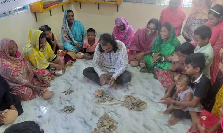 পাঠাগারের উন্নয়নে টাকা জমে ‘মাটির ব্যাংকে’