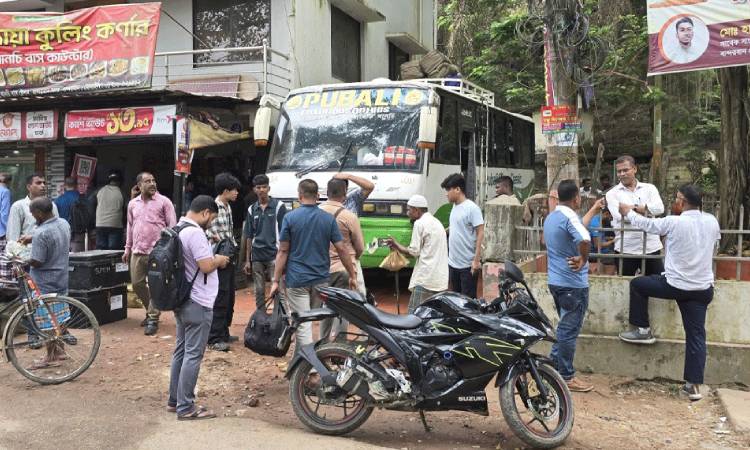 সশস্ত্র গোষ্ঠীর হুমকি উপেক্ষা করে বান্দরবান-থানচি সড়কে বাস চলাচল শুরু