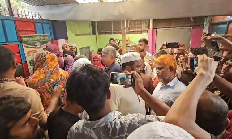 সাভারে মাদ্রাসায় শিক্ষার্থীর পরিবারের উপর হামলা, আহত ১০