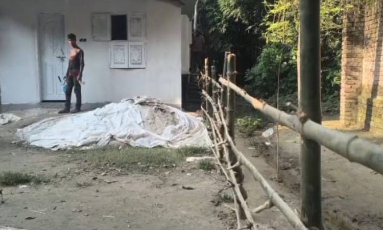 বন্দী অবস্থায় ২০ পরিবারের মানবেতর জীবন, এক মাসেও মেলেনি সমাধান