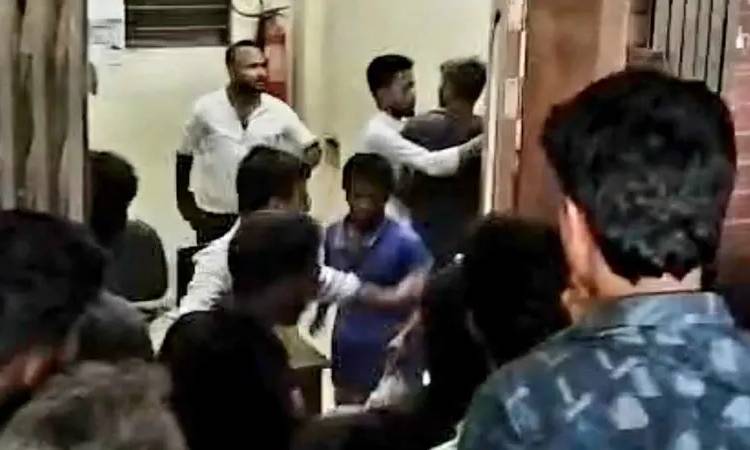 টিকিট দেখতে চাওয়ায় ব্রাহ্মণবাড়িয়া স্টেশনে স্টেশনমাস্টার-টিসিকে মারধর