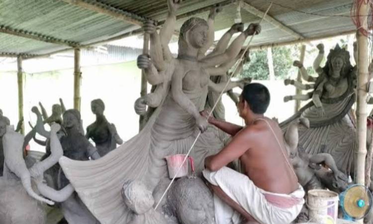 দ্রব্যমূল্য বাড়লেও কাঙ্ক্ষিত দাম নেই প্রতিমার