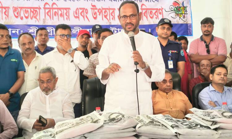 টাঙ্গাইলে ২৮০০ সনাতন ধর্মাবলম্বীকে শাড়ি-পাঞ্জাবি ও নগদ অর্থ দিলেন প্রতিমন্ত্রী টুকু