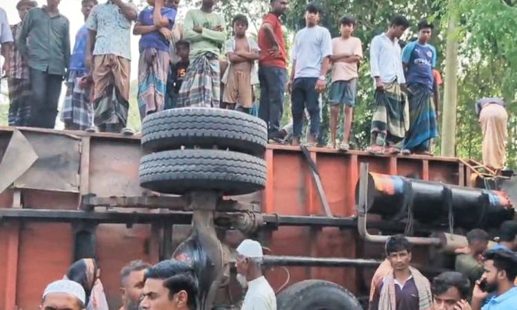 কুড়িগ্রামে ট্রাক চাপায় অটোরিকশার ৫ যাত্রী নিহত