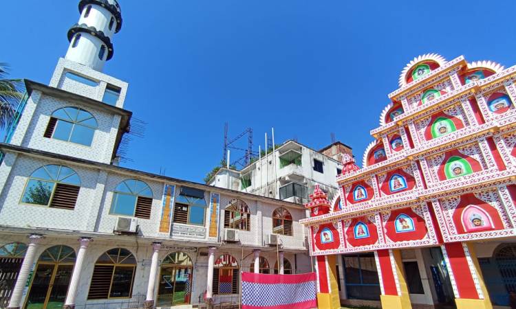 একই আঙিনায় মসজিদ-মন্দির: শতবর্ষী অসাম্প্রদায়িক সম্প্রীতির অনন্য উপাখ্যান