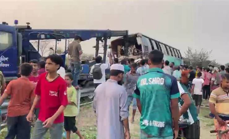 টাঙ্গাইলে বাস-পিকআপ-মোটরসাইকেল সংঘর্ষে নিহত ২