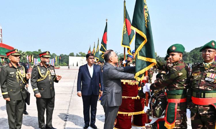 সেনাবাহিনীর ৭ ইউনিটকে ন্যাশনাল স্ট্যান্ডার্ড দিলেন প্রধানমন্ত্রী