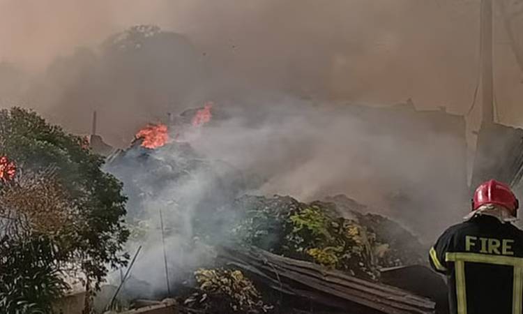গাজীপুরে পৃথক দুইস্থানে ঝুটের গোডাউনে অগ্নিকাণ্ড