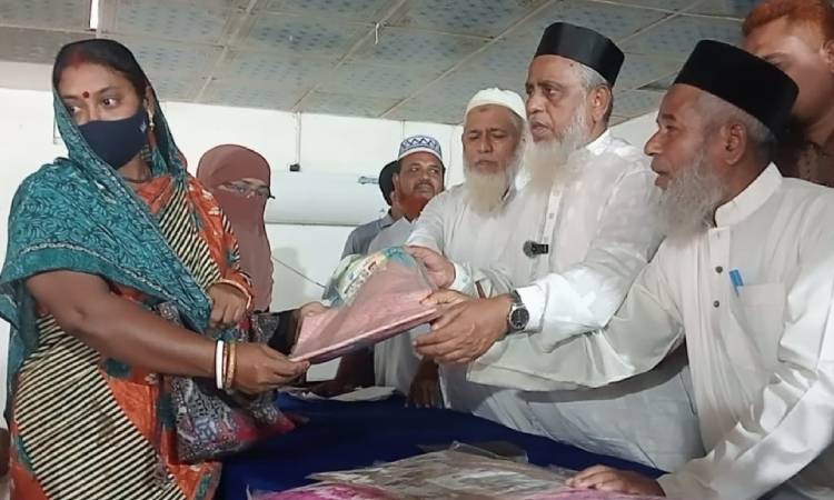 তালায় দুর্গাপূজা উপলক্ষে শাড়ি ও নগদ অর্থ বিতরণ