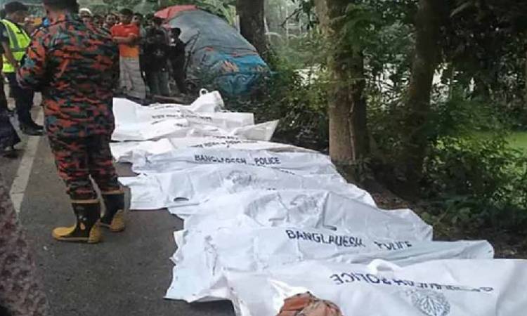 নাটোরে বাস-ট্রাক সংঘর্ষে নিহত বেড়ে ১৪