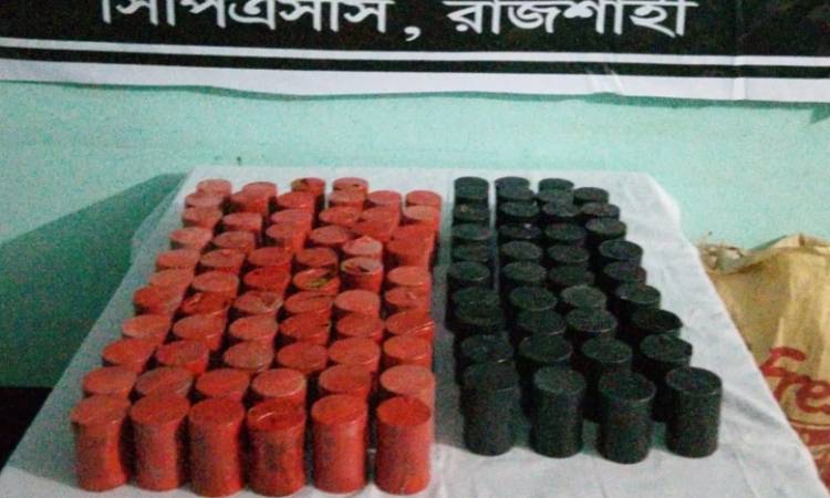 রাজশাহীতে বস্তা ভর্তি ১০৩ ককটেল উদ্ধার
