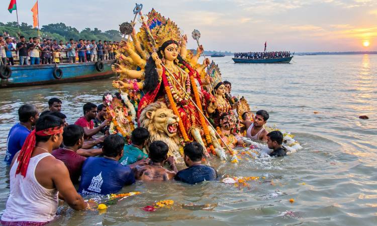 মোংলায় প্রতিমা বিসর্জনের মধ্য দিয়ে শেষ হলো শারদীয় দুর্গোৎসব