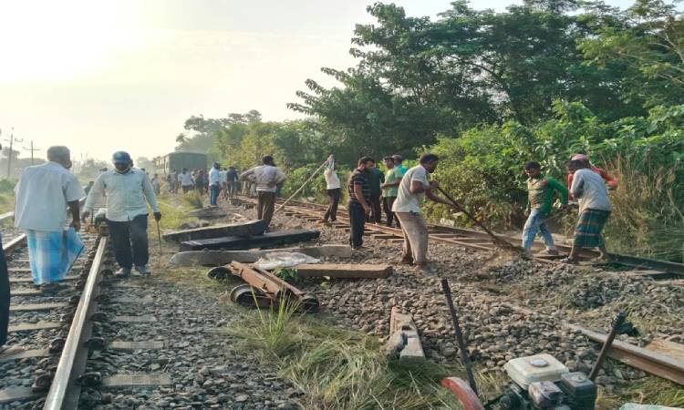 লাকসামে কর্ণফুলী কমিউটার ট্রেনের লাইনচ্যুত ৩ বগি উদ্ধার